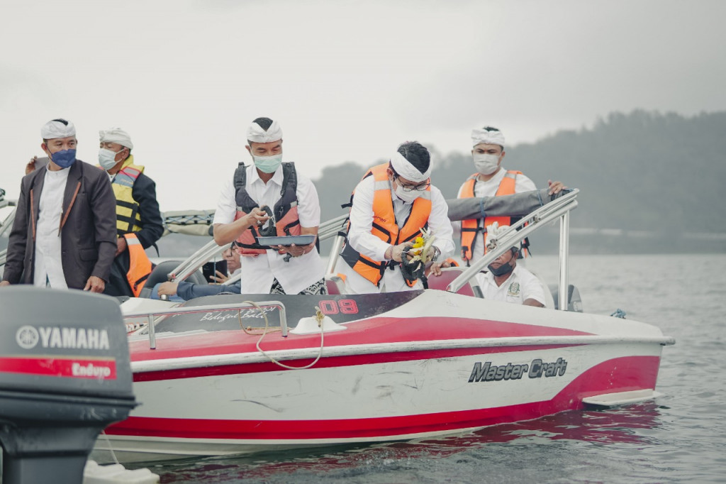 Sekda Adi Arnawa Mulang Pakelem di Pura Ulun Danu Beratan Bedugul